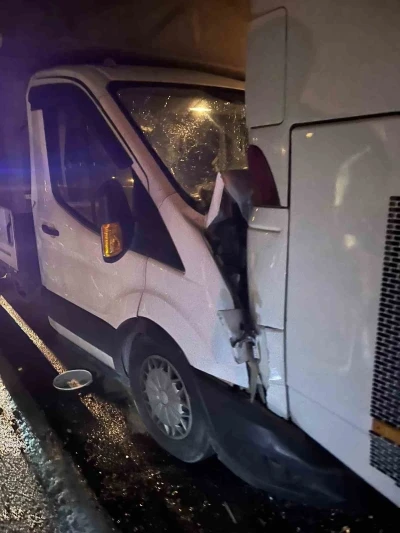 Kamyonet ve yolcu otobüsünün çarpışmasında 7 kişi yaralandı

