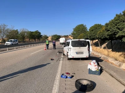 Kamyonet yol kenarında lastik değiştiren çifte çarptı: 2 ölü, 2 yaralı
