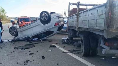 Kamyonete çarpan araç takla attı: 2 yaralı
