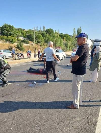 Kamyonete çarpan motosiklet sürücüsü hastanede kurtarılamadı
