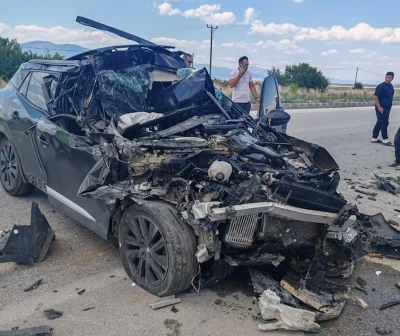Kamyonete &ccedil;arpan otomobil hurdaya d&ouml;nd&uuml;: 1 yaralı
