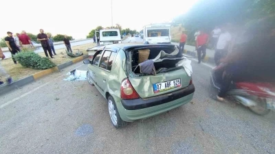 Kamyonete &ccedil;arpan otomobil karşı şeride ge&ccedil;ti: 2 yaralı
