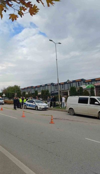 Kamyonete çarpıp devrilen motosikletin sürücüsü yaşamını yitirdi
