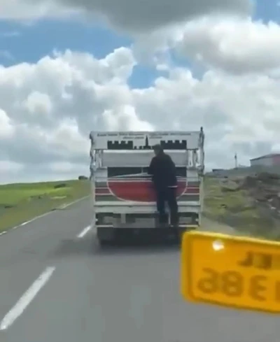 Kamyonete tutunarak kilometrelerce yol aldı
