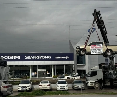 Kamyoneti vin&ccedil; ile asıp firma &ouml;n&uuml;nde eylem yaptı
