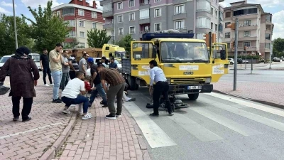 Kamyonetin altında kalan elektrikli bisiklette can pazarı: 3&rsquo;&uuml; &ccedil;ocuk 4 yaralı
