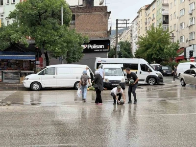 Kamyonetin arka kapağı a&ccedil;ılınca karpuzlar yola sa&ccedil;ıldı
