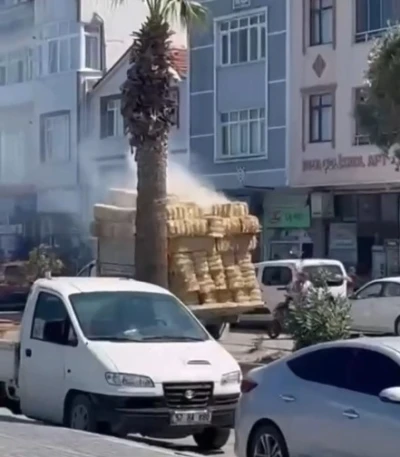 Kamyonetin kasasındaki balyalar alevlere teslim oldu, müdahale etmek isteyen sürücü yaralandı
