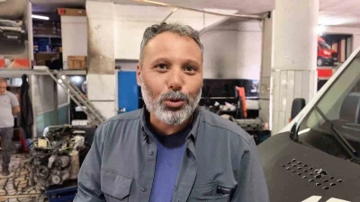 Kamyonetin motorunda giden tamirci konuştu: "M&uuml;şteriyi 40 bin liradan kurtardık"
