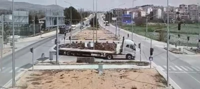 Kamyonetin otomobilin &uuml;zerine devrildiği kaza kamerada
