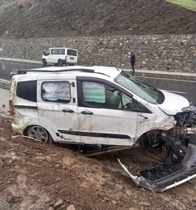 Kamyonetin takla atmasıyla aynı aileden 5 kişi yaralandı
