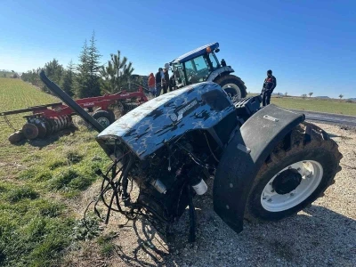 Kamyonetle &ccedil;arpışan trakt&ouml;r ikiye b&ouml;l&uuml;nd&uuml;
