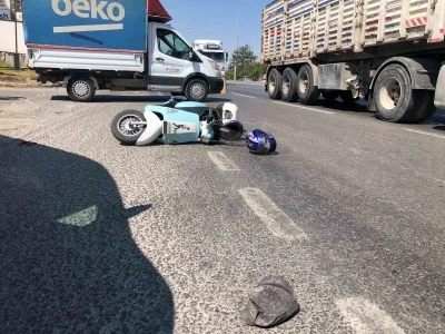 Kamyonetle çarpışmamak için manevra yapan motosiklet devrildi, 2 kişi yaralandı
