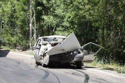 Kamyonetle kafa kafaya &ccedil;arpışan Fiat Tofaş hurdaya d&ouml;nd&uuml;: 1 &ouml;l&uuml;, 5 yaralı
