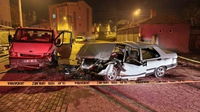 Kamyonetle otomobil &ccedil;arpıştı, 3 kişi yaralandı
