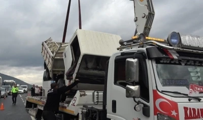 Kamyonetle yolcu otobüsü çarpıştı: 2 yaralı
