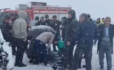 Kamyonetler kafa kafaya &ccedil;arpıştı: 1 kişi hayatını kaybetti

