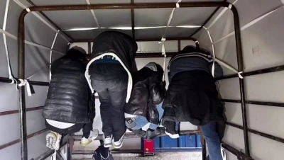 Kamyonette tavana tutunarak saklanmaya çalışan 4 göçmen yakalandı
