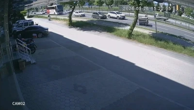 Kamyonetten d&uuml;şen demir kafes faciaya davetiye &ccedil;ıkardı
