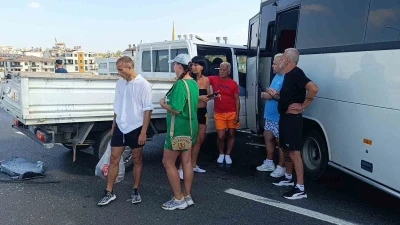 Kamyonetten düşen malzemeleri toplamak isterken zincirleme kazaya sebep oldu:1 yaralı
