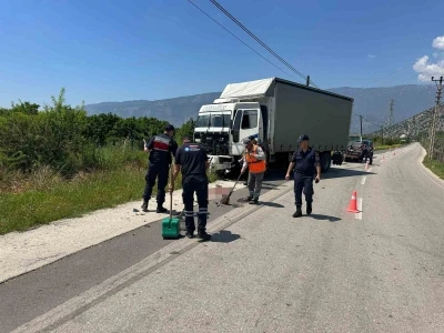 Kamyonla &ccedil;arpışan motosikletli hayatını kaybetti
