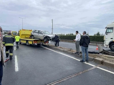 Kamyonla çarpışan otomobil refüje daldı
