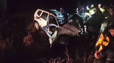 Kamyonla &ccedil;arpışıp şarampole devrilen otomobil s&uuml;r&uuml;c&uuml;s&uuml; hayatını kaybetti
