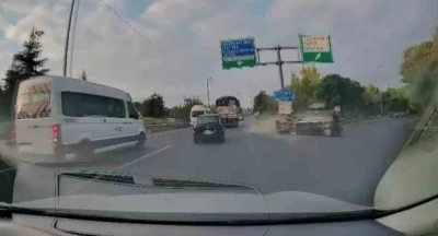 Kamyonla çarpışmaktan kaçınırken demir bariyerlere girdi
