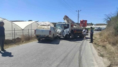Kamyonla otomobil kafa kafaya çarpıştı: 3 yaralı
