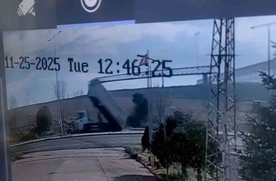 Kamyonun açılan damperi direkleri yıktı, o anlar kameraya yansıdı

