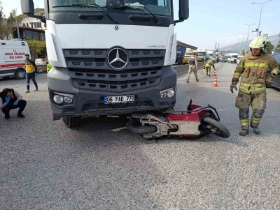 Kamyonun altında kalarak ezilen motosikletin s&uuml;r&uuml;c&uuml;s&uuml; hayatını kaybetti
