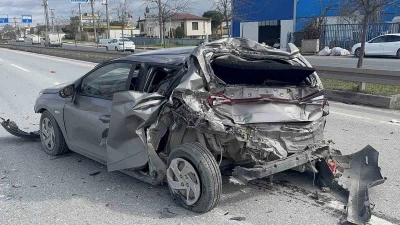 Kamyonun &ccedil;arptığı otomobil adeta preslendi: 1 yaralı
