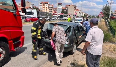 Kamyonun &ccedil;arptığı otomobildeki 2 &ccedil;ocuk yaralandı
