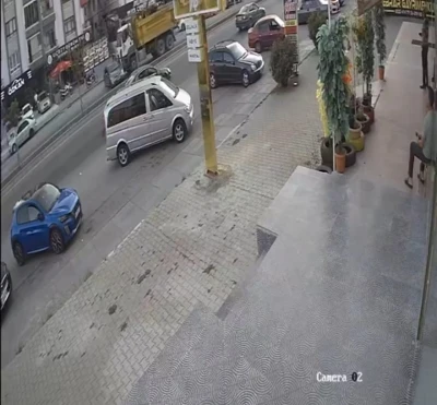 Kamyonun çarptığı otomobilin sürüklendiği kaza kamerada
