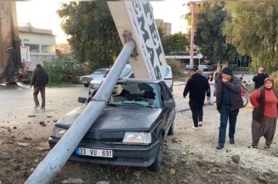 Kamyonun &ccedil;arptığı tabela otomobilin &uuml;zerine devrildi: 1 yaralı
