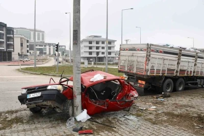 Kamyonun çarptığı Tofaş kağıt gibi katlandı: 4 yaralı
