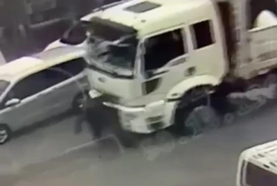 Kamyonun &ccedil;arptığı yaşlı adam ağır yaralandı
