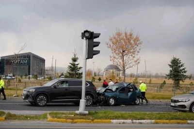 Kamyonun freni boşaldı, zincirleme kaza yaşandı: 2 yaralı
