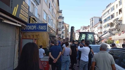 Kamyonun frenleri patladı, dükkana daldı
