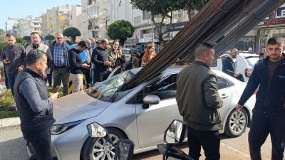 Kamyonun &uuml;zerindeki inşaat demirleri seyir halindeki otomobile &rsquo;ok&rsquo; gibi saplandı
