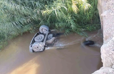 Kanala devrilen araçtaki baba ve oğlu boğuldu
