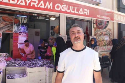 Kandilde bu sefer lokma yerine 1 ton hamsi ücretsiz dağıtıldı
