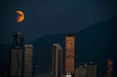 Kanlı ay İzmir’e görsel şölen yaşattı
