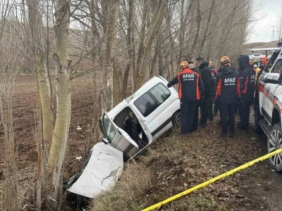 Kanser hastası babasını hastaneye g&ouml;t&uuml;r&uuml;rken kaza yaptı: 3 &ouml;l&uuml;
