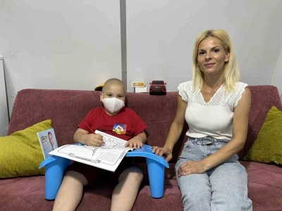 Kansere karşı verdiği mücadeleyi yarım bırakarak evladının kanserle mücadelesine ortak olan anne, yaptığıyla gönülleri fethetti
