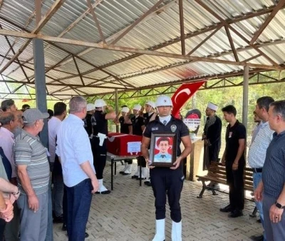 Kansere yenik düşen polis, gözyaşlarıyla uğurlandı
