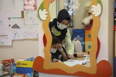 Kanseri yenen Hatice öğretmen hastanede minik kalplere umut oluyor
