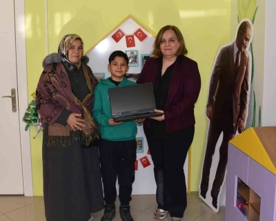 Kanseri yenen k&uuml;&ccedil;&uuml;k &ccedil;ocuğun bilgisayar hayali ger&ccedil;ek oldu
