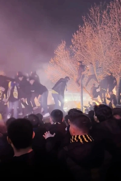 Kante&rsquo;yi karşılamak isteyen taraftarların &ccedil;ıktığı &ccedil;ardak &ccedil;&ouml;kt&uuml;: O anlar kamerada
