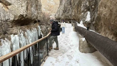 Kanyonda oluşan devasa buz sarkıtlarının boyu 5 metreyi aştı
